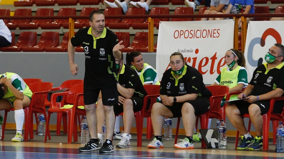 La segunda entrenadora del Deportivo Córdoba, Rocío Funes, sentada a la derecha del primer técnico, Juanma Cubero.