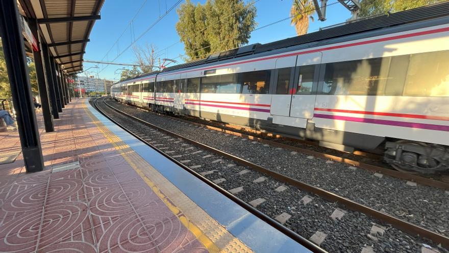 Archivo - Tren de Cercanías de Renfe en Málaga a su paso por la parada apeadero de Los Álamos, en Torremolinos.