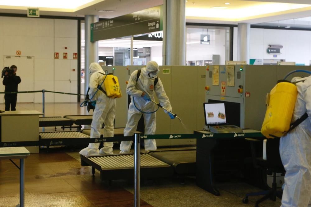 Efectivos de la UME en labores de desinfectación de la estación de tren María Zambrano.