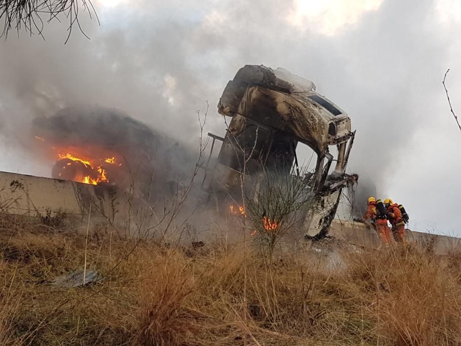 Los bomberos sofocan las llamas del camión que ha ardido en la A-7, a la altura de Picassent.