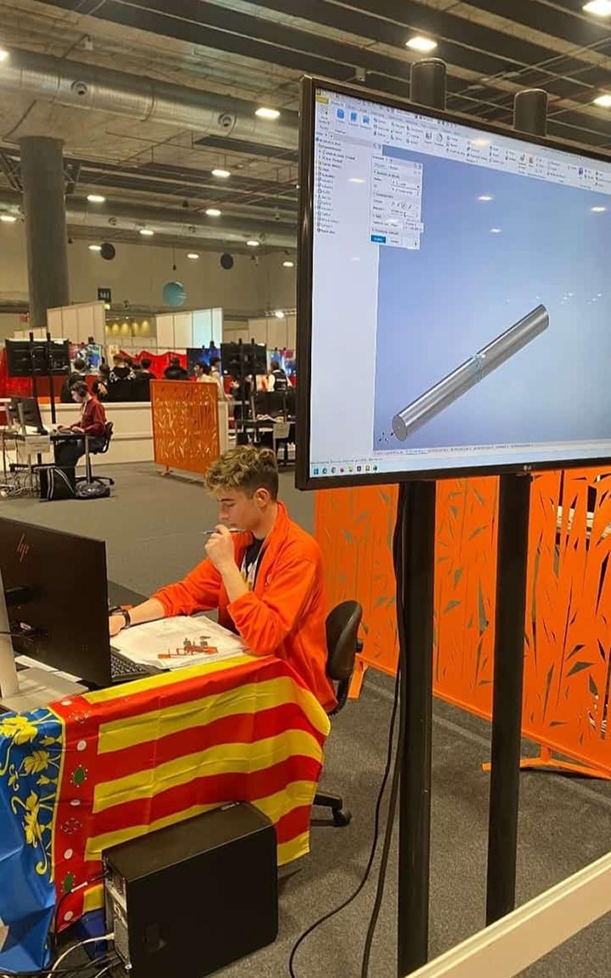 El joven alcorino, mientras realiza el examen.