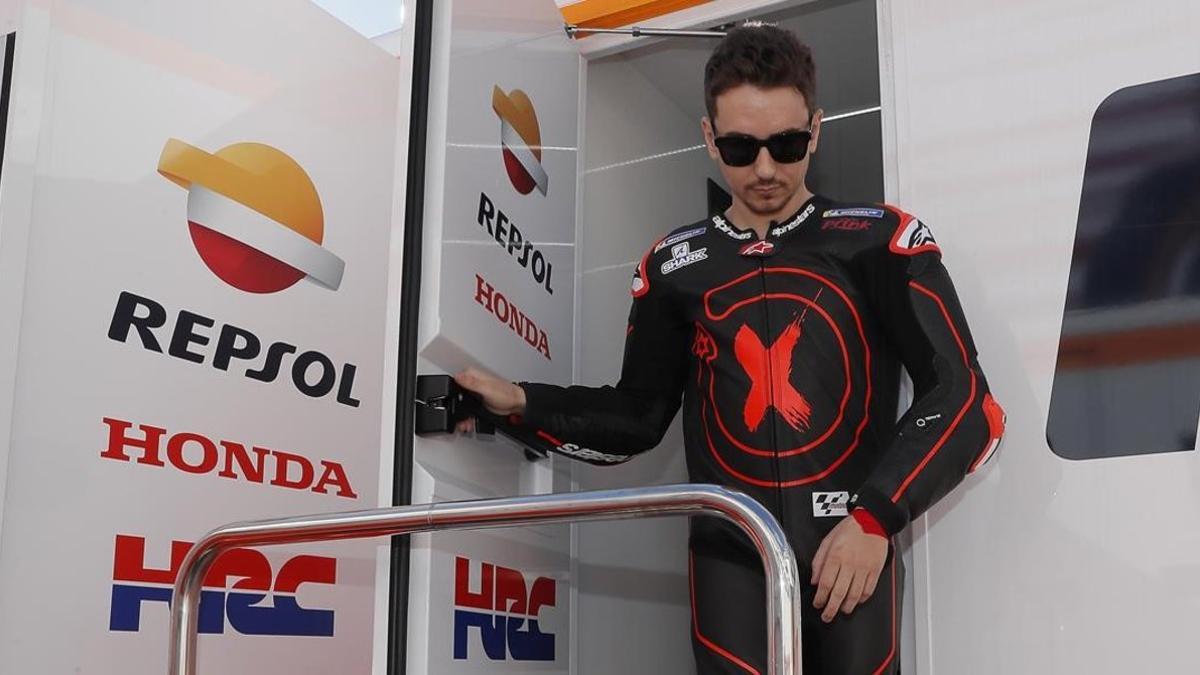 Jorge Lorenzo desciende del camión del equipo Repsol-Honda, el día que, por vez primera, probó la Honda en Cheste (Valencia).