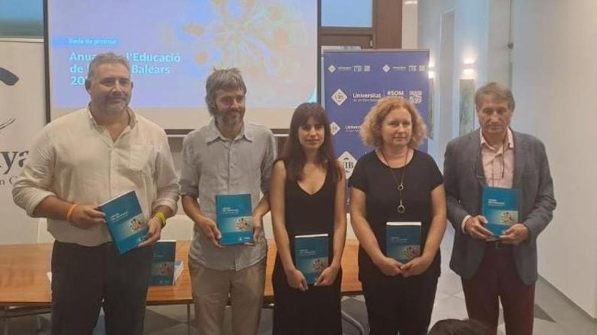 Rafel Barceló, Joan Amer, Laia Riera, Rut Garí y un representante de la Fundació Guillem Cifre de Colonya, en la presentación del Anuari de l'Educació 2023