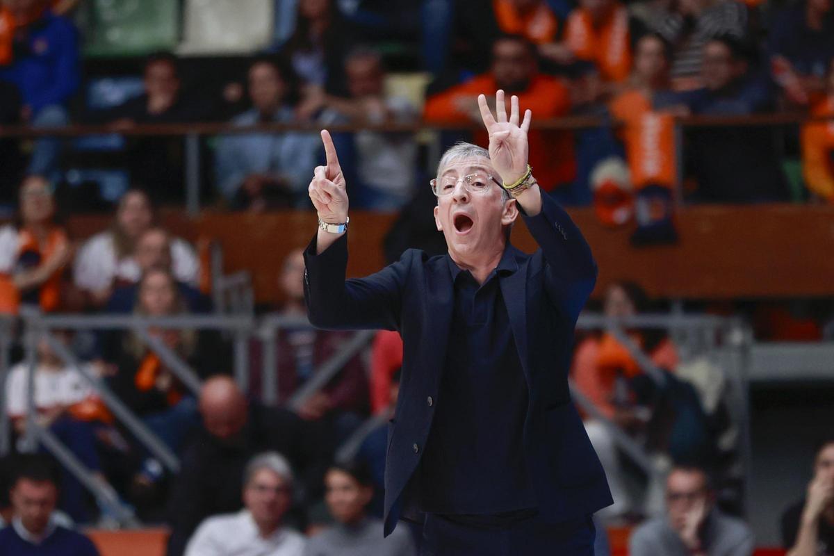 Moncho Fernández da instrucciones a sus jugadores durante el encuentro ante Leyma Coruña