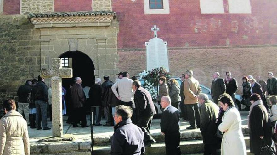 La iglesia se quedó pequeña y muchos vecinos tuvieron que aguardar fuera para despedir a Jesús María.