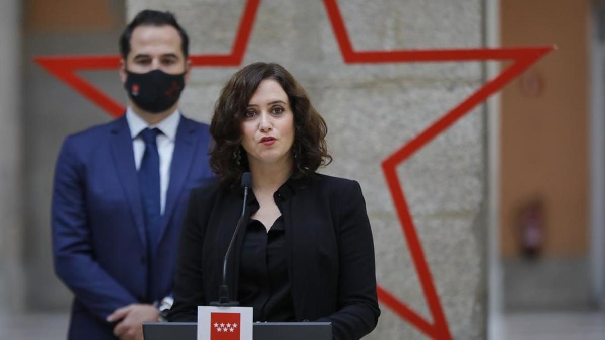 Isabel Díaz Ayuso e Ignacio Aguado, en el homenaje a los sanitarios en Madrid, este domingo.