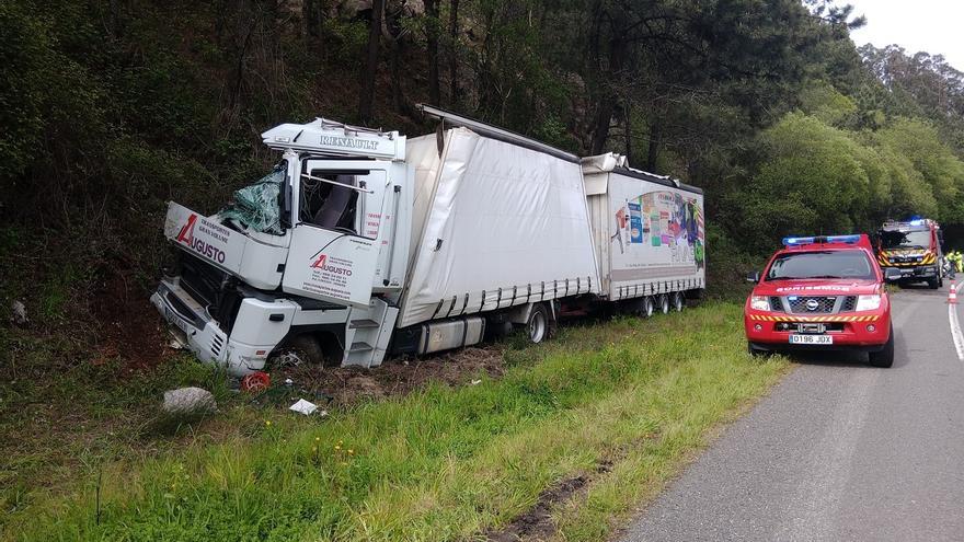 Herido el conductor de un camión que se salió de la vía en la A-52, en Ponteareas