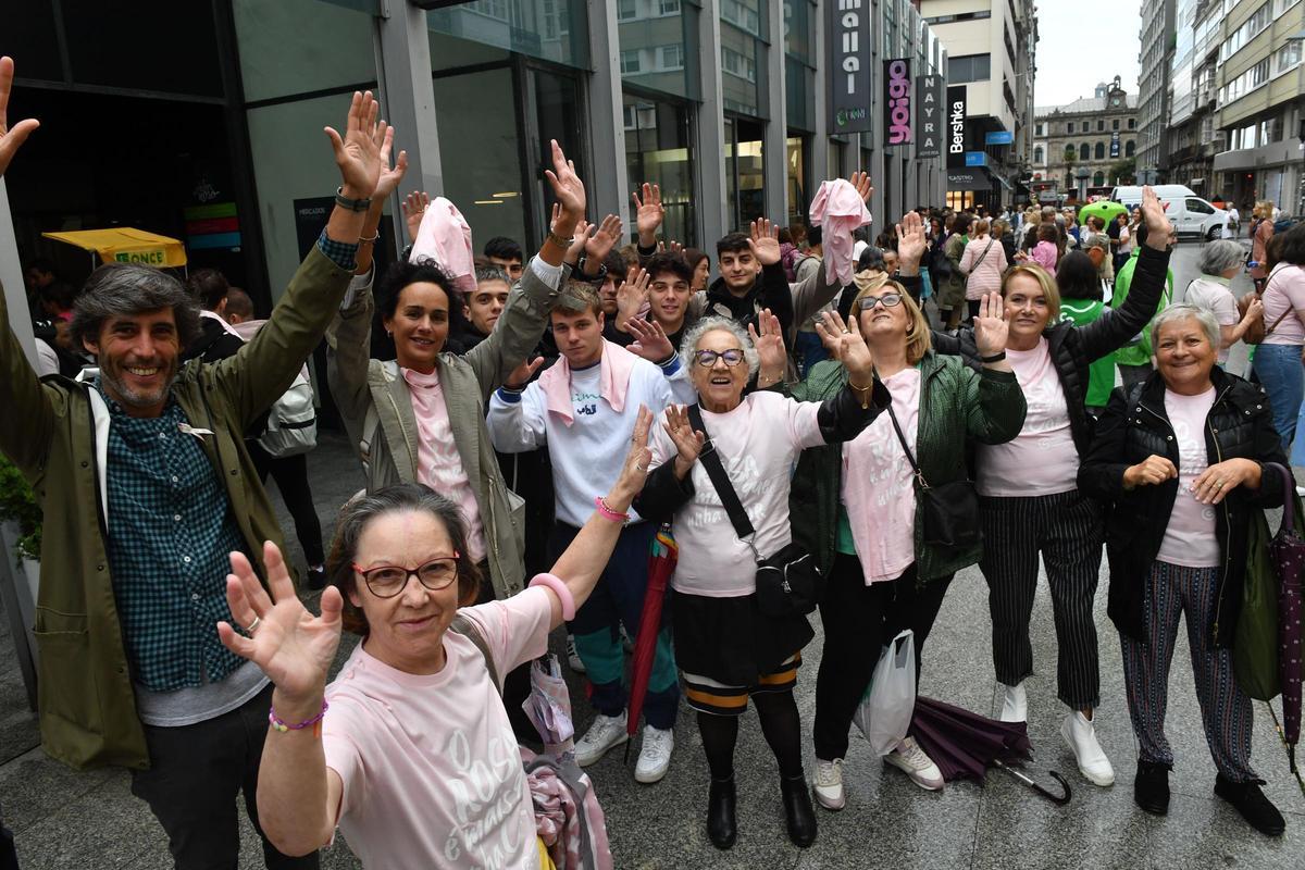 Participantes en la gran cadena humana solidaria que rodeó la plaza de Lugo en el Día mundial de lucha contra el cáncer de mama.