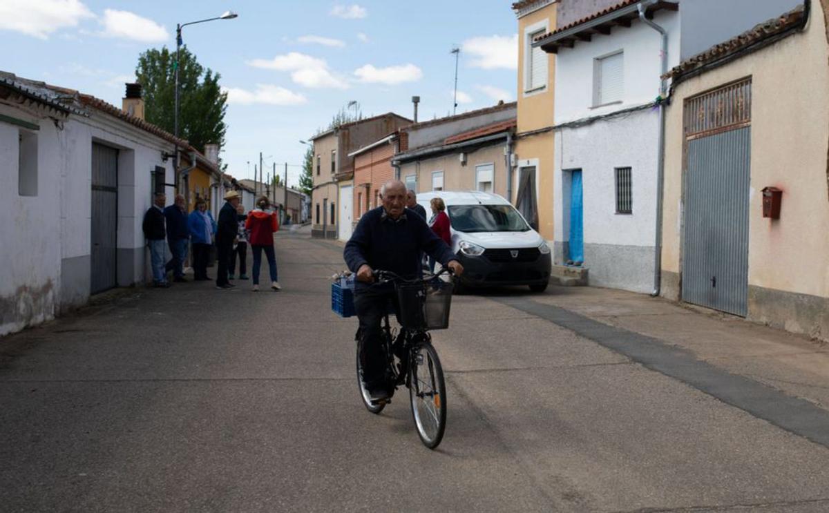 Teodoro García, el vecino más longevo, vuelve con la compra. | Ana Burrieza
