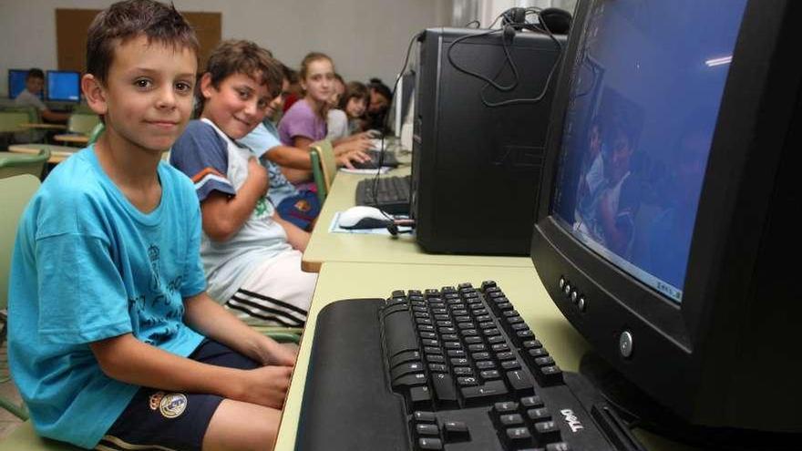 Imagen de archivo de niños de Figueiroa con los equipos del aula de informática.