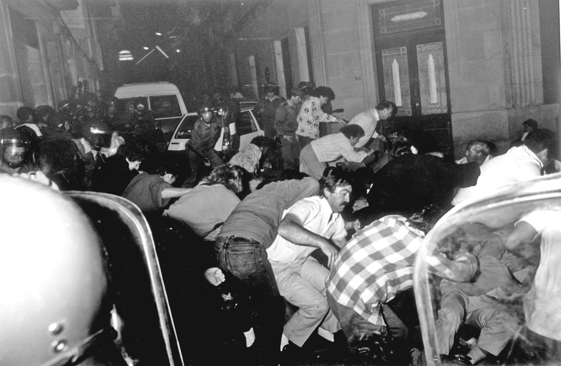 El conflicto de la contribución en Cangas: protestas y un alcalde asediado que no pudo volver a entrar en el Concello