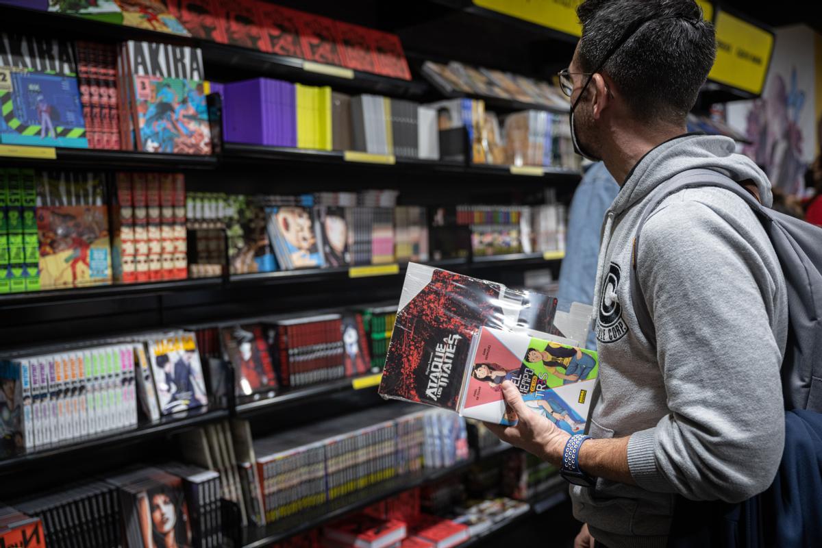 Visitantes en uno de los estands del pasado Manga Barcelona.