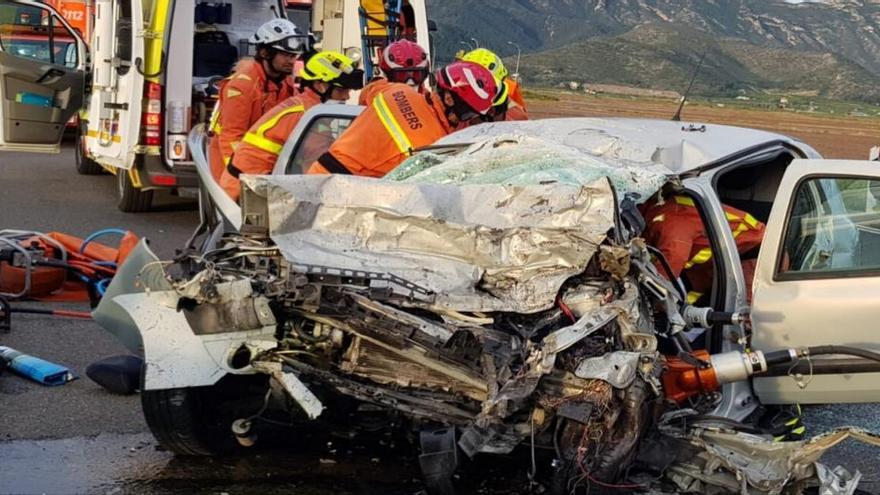 Momento en que los bomberos excarcelaban a la fallecida.