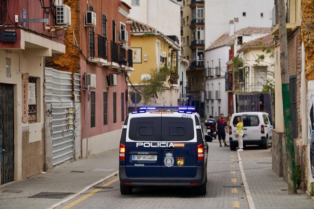 Unos 250 agentes se despliegan en la calle Trinidad en una gran operación contra clanes de la droga. Unos 250 agentes se despliegan en la calle Trinidad en una gran operación contra clanes de la droga.