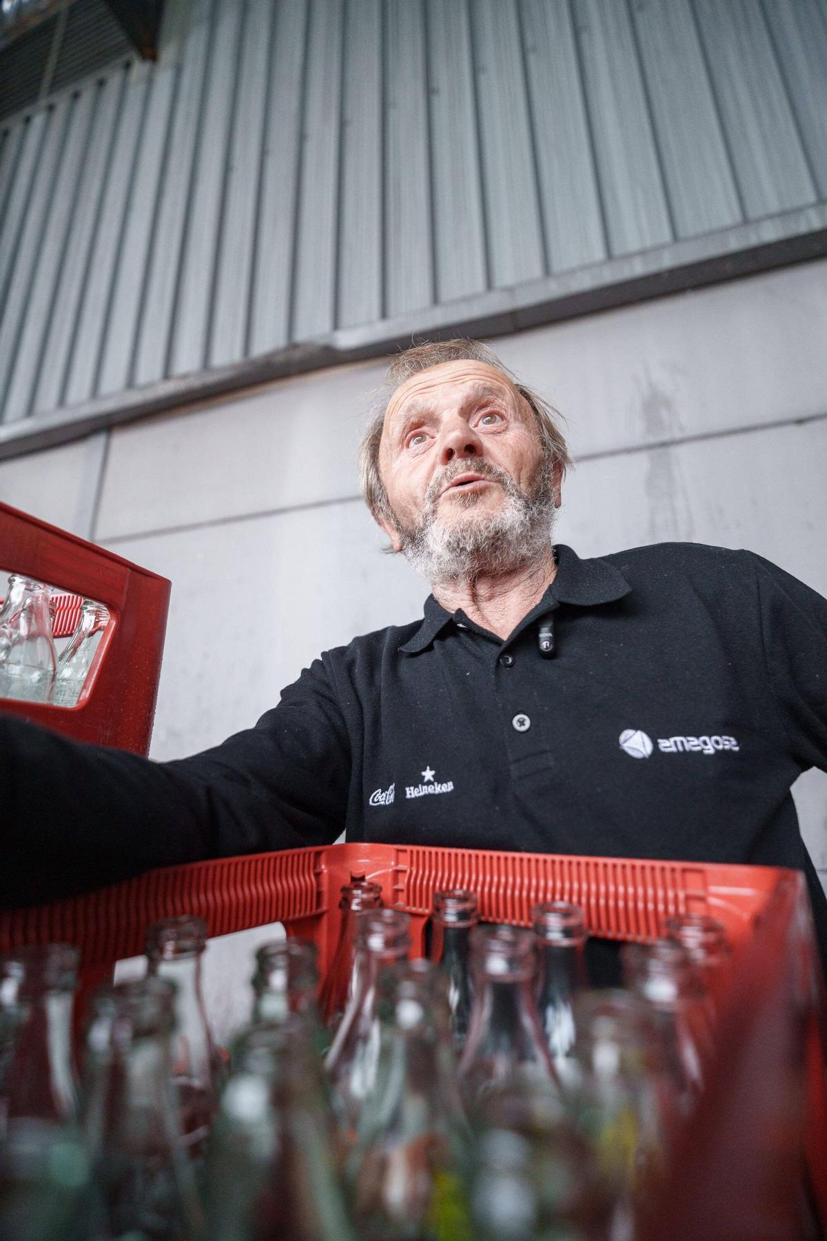 Quique, en el polígono industrial El Prado de Mérida, durante una jornada de clasificación de botellines