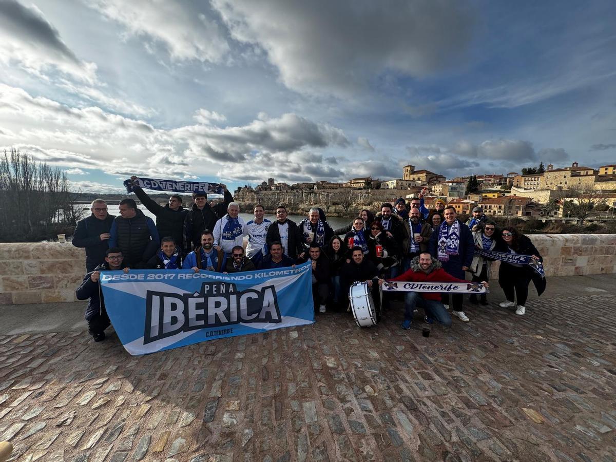 Miembros de la Peña Ibérica posan en Zamora durante uno de sus desplazamientos para acompañar al Tenerife.