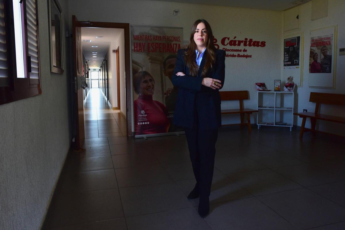 La abogada Cristina López, en las dependencias de Cáritas Diocesana de Mérida-Badajoz, este miércoles.