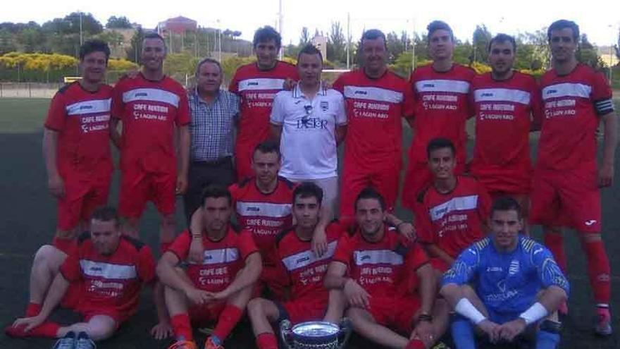 El CD Villalpando posa con el trofeo de campeón.