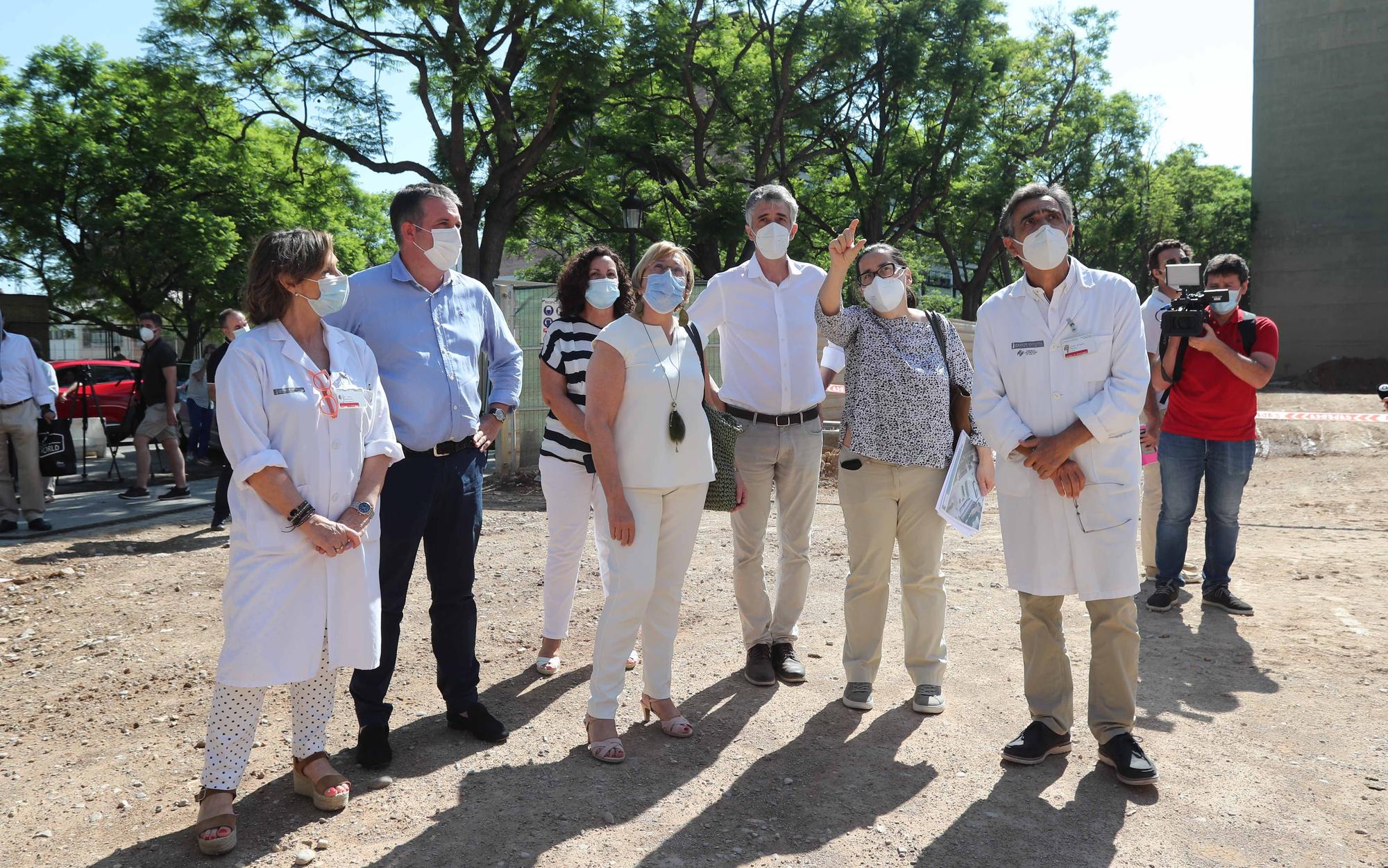 Ana Barceló visita las obras de ampliación del Hospital Clínico
