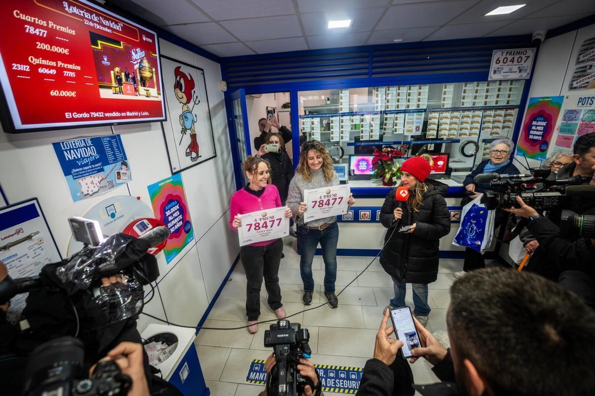 Alegría en la administración de lotería de Badalona que ha repartido el cuarto premio