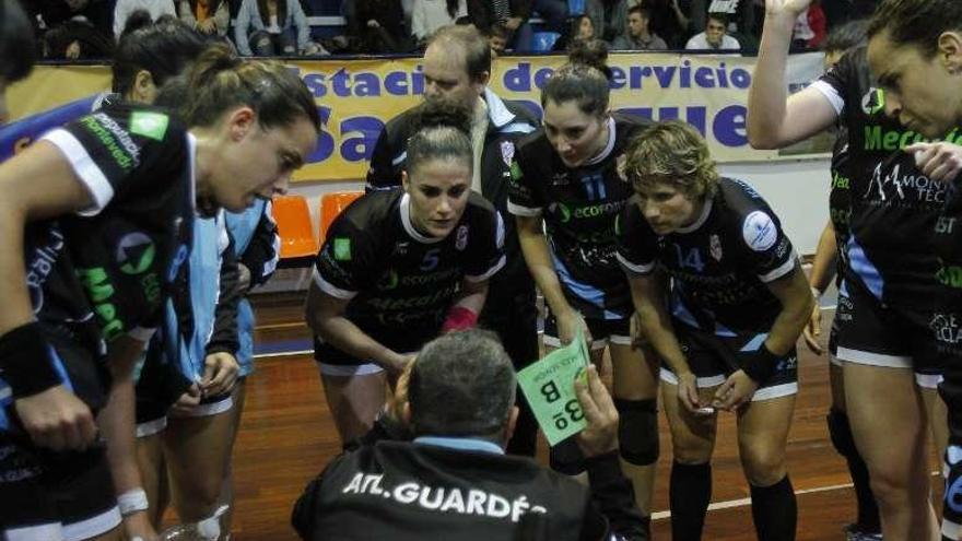 Manu Etayo da instrucciones a sus jugadoras, en A Sangriña. // A. Irago