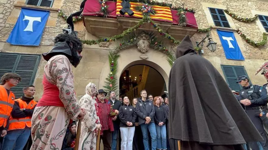 VÍDEO | El Dimoni Gros se une al duelo por Miguel Ángel Flórez: un Sant Antoni marcado por el luto en Manacor