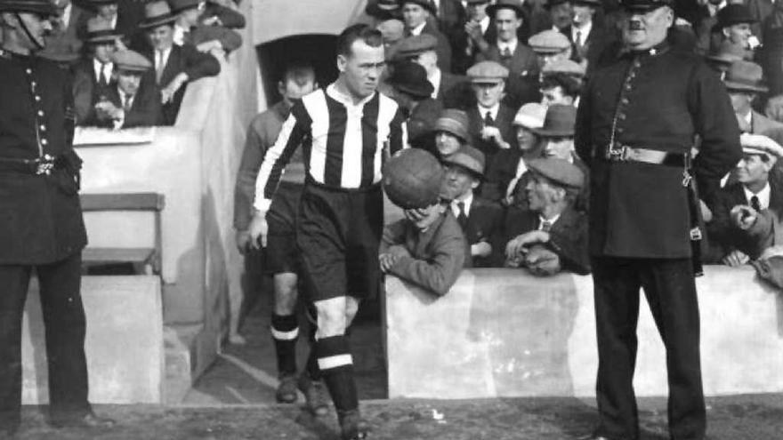 Gallacher salta al campo en un partido con el Newcastle.