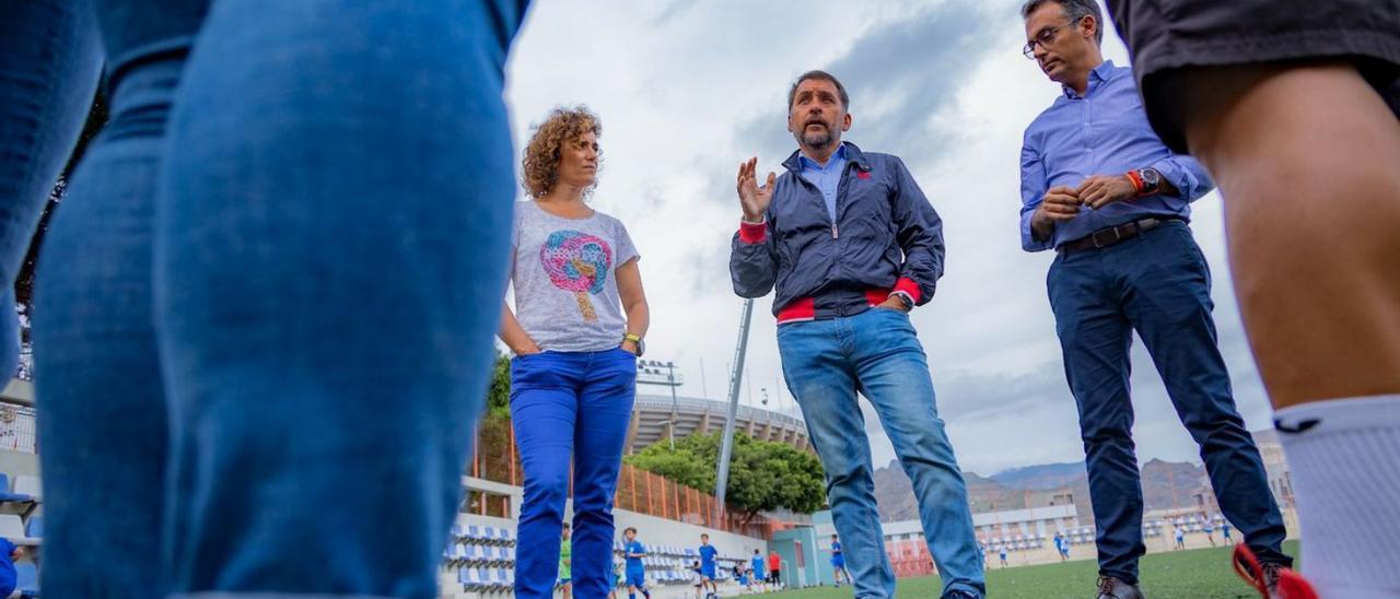 La concejala de Deportes, el alcalde y el edil de Servicios Públicos, en un una instalación deportiva municipal.