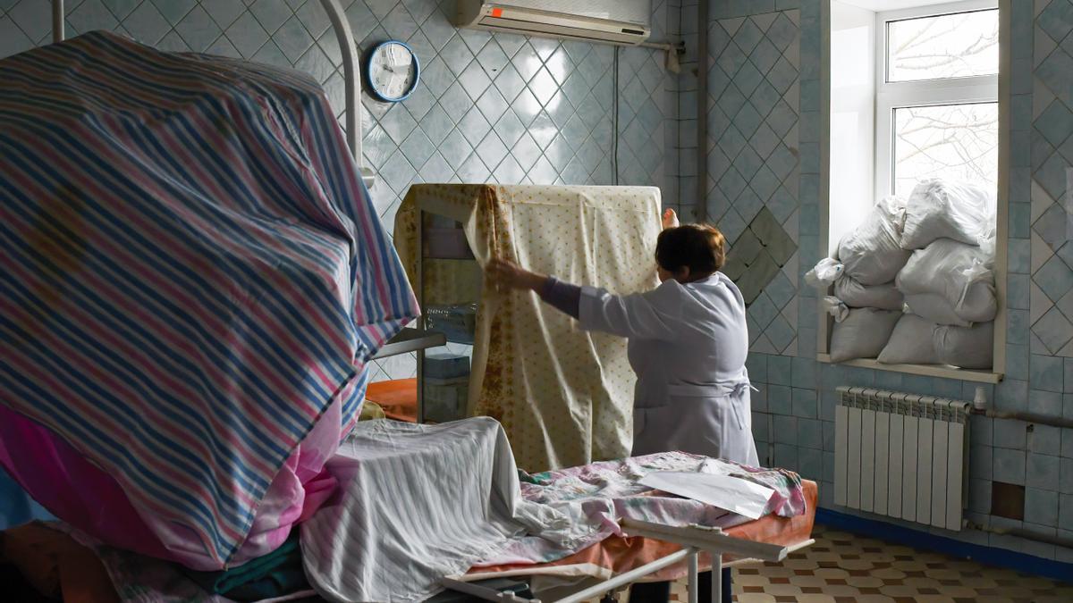 FILED - 01 March 2022, Ukraine, Kramatorsk: A nurse covers medical equipment for protection in Kramatorsk city hospital, amid the Russian invasion of Ukrain. Photo: Andriy Andriyenko/SOPA Images via ZUMA Press Wire/dpa