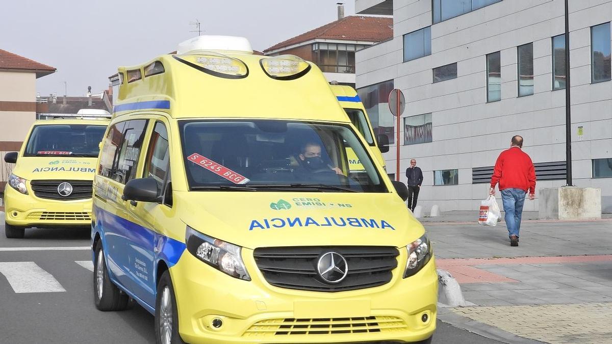 Ambulancias en el exterior de CHUO (archivo)