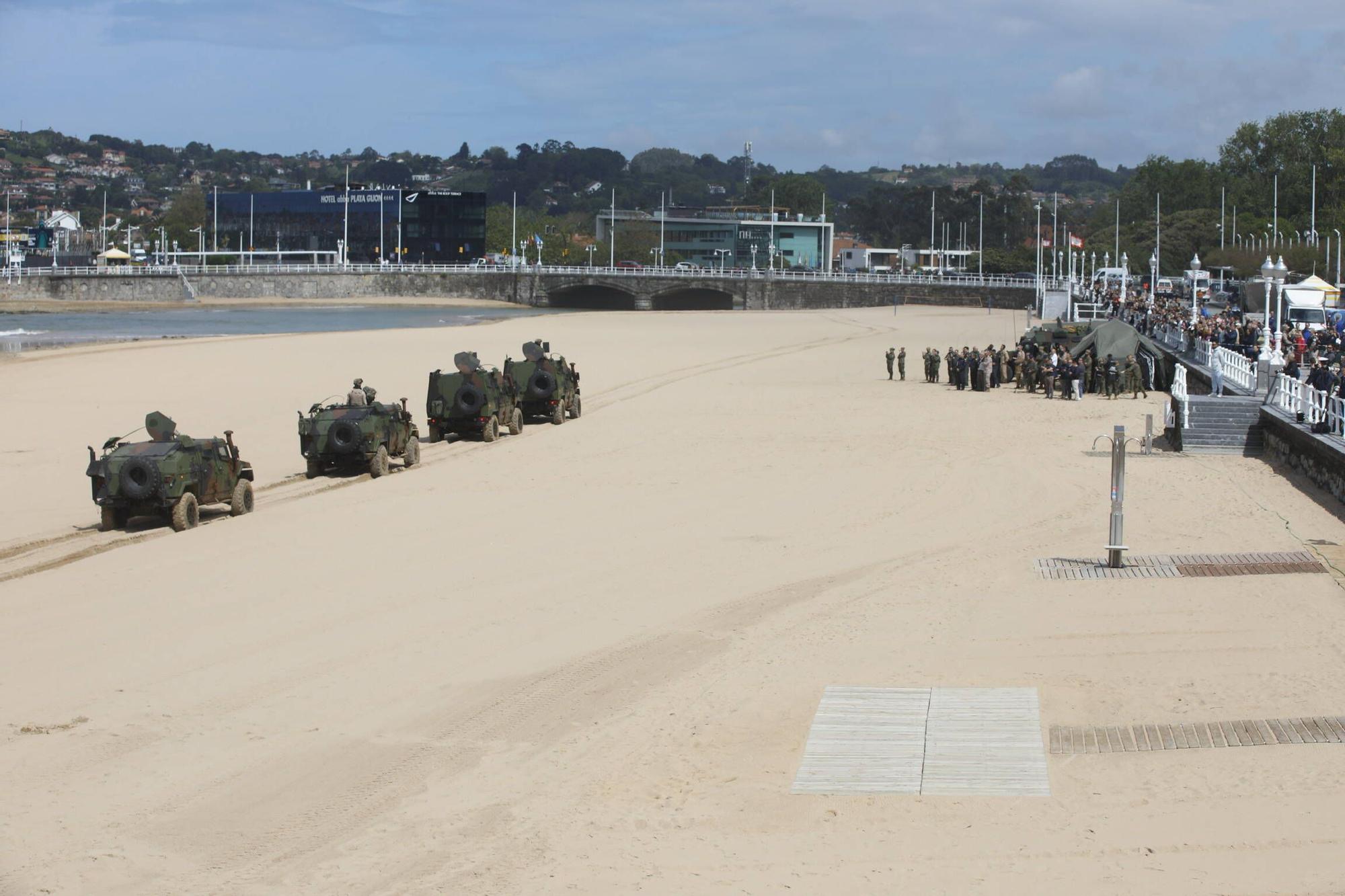 EN IMÁGENES: Así se ensaya el desembarco en la playa de San Lorenzo de Gijón