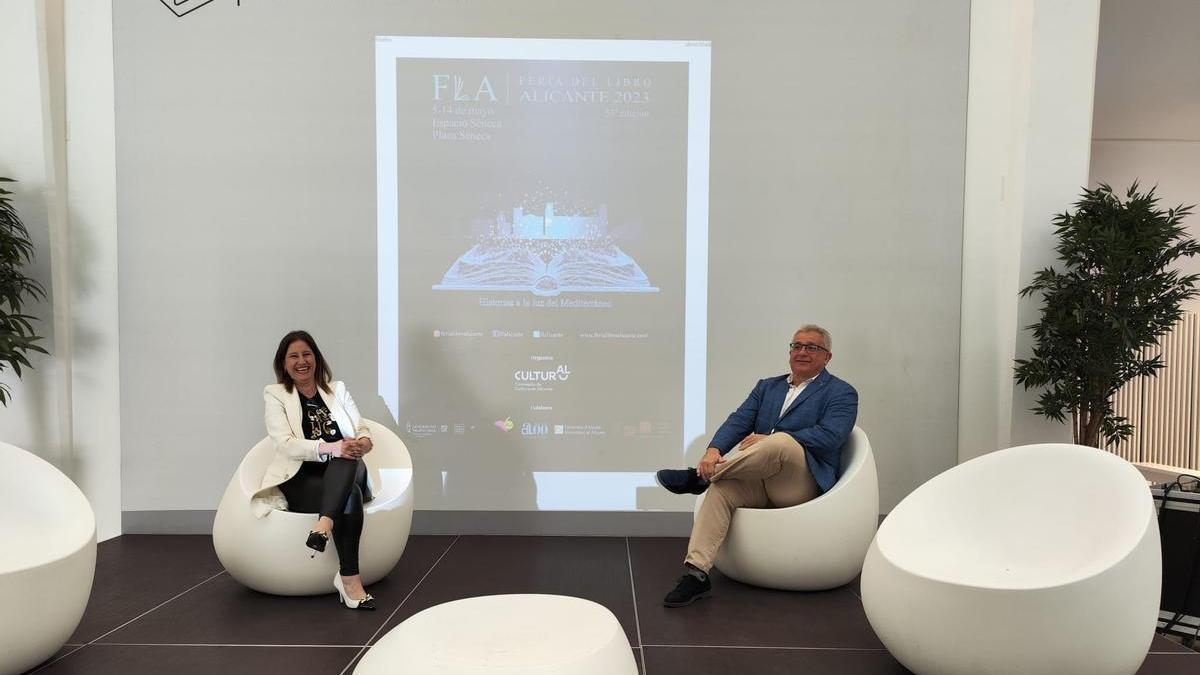 Macarena Regueira y Antonio Manresa, en la presentación de la Feria del Libro de Alicante