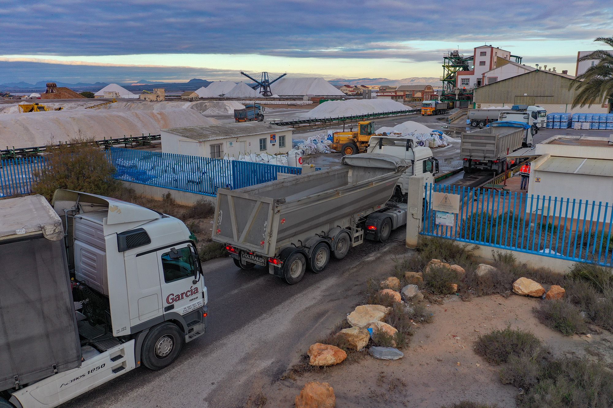 Carga de 3.500 toneladas de sal de las salinas de Torrevieja con destino a Madrid