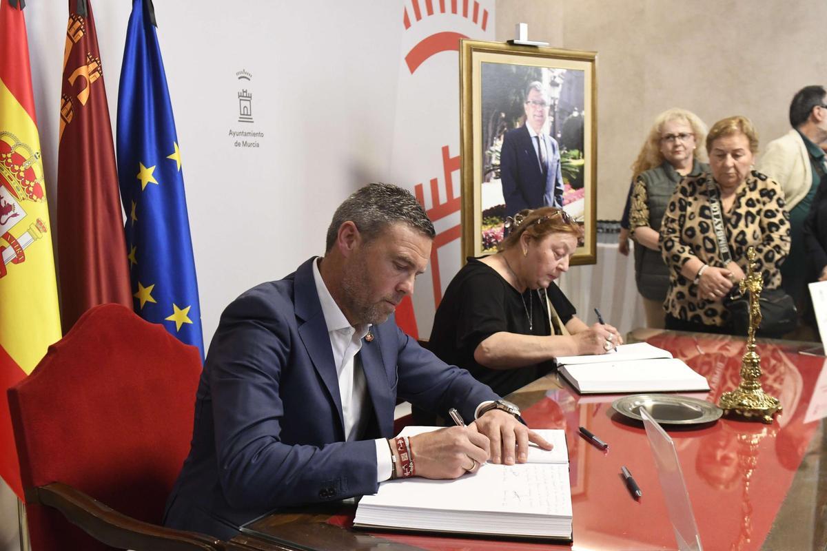 Las imágenes de la despedida a José Ballesta en la capilla ardiente instalada en el Salón de Plenos del Ayuntamiento de Murcia