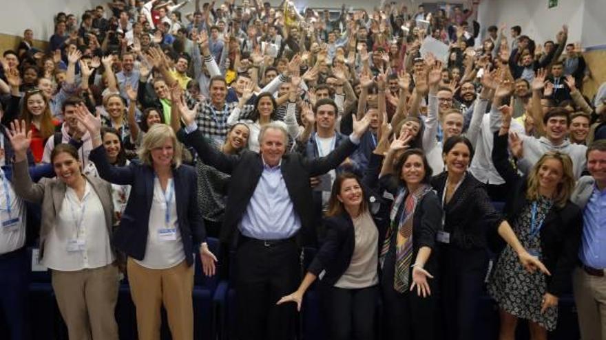 Roger H. Brown y Hortensia Roig, en el centro, con los estudiantes que acudieron ayer a la charla del presidente de Berklee College.