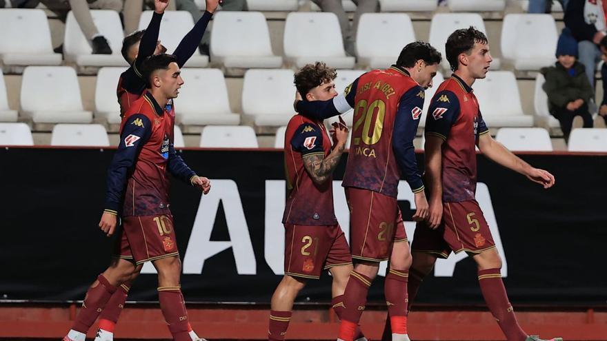 Stoichkov celebra su tanto junto a Yeremay, Mario, José Ángel y Barcia. |  Fernando Fernández