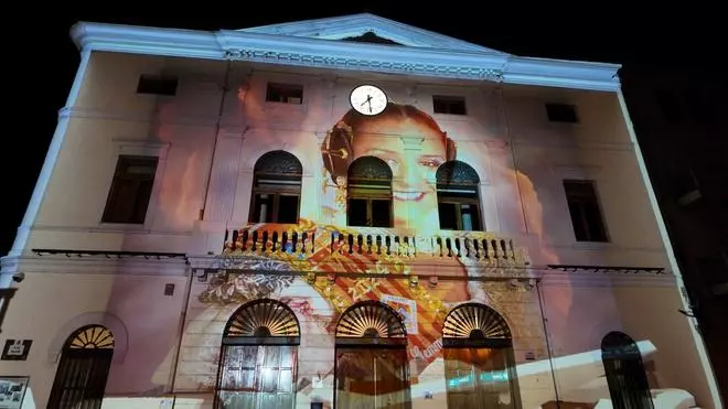 El espectacular videomapping de la Crida fallera de Tavernes de la Valldigna