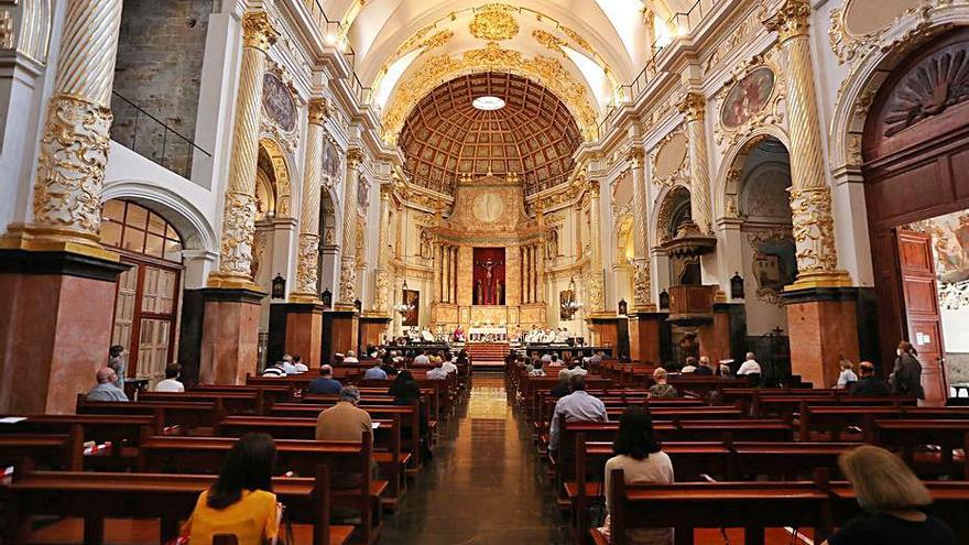 Celebración en la iglesia San Martín de València. | F. CALABUIG