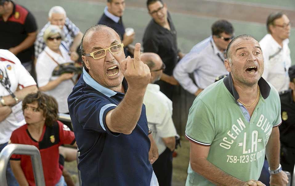 Dolor y rabia de aficionados del Mallorca en el último partido de Segunda