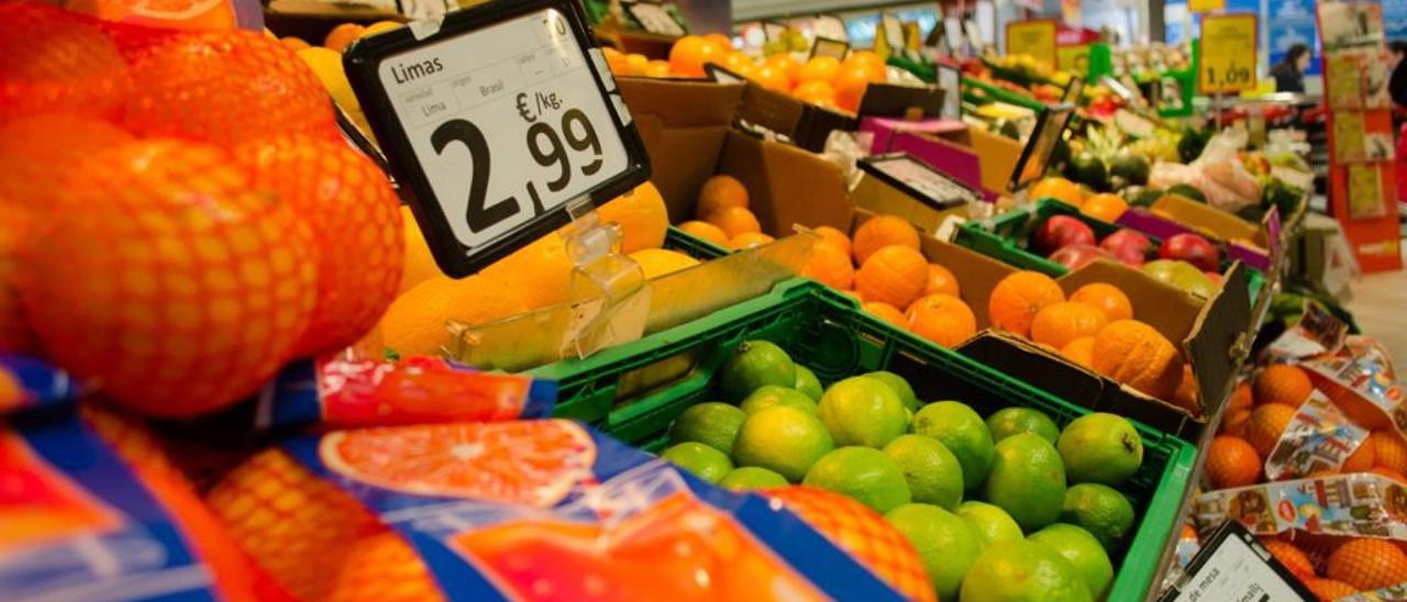 Frutas en un supermercado.