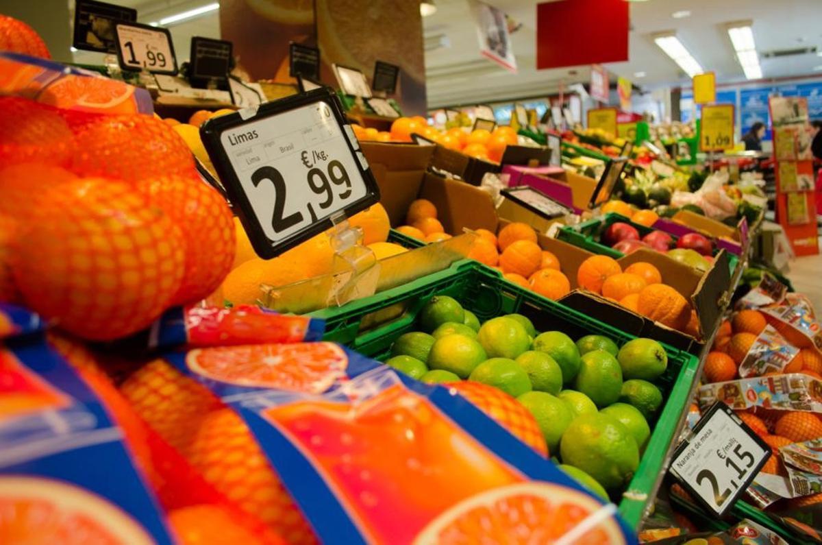 Archivo - Frutas en un supermercado.