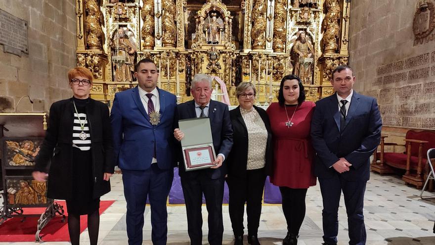 Manuel Gil, en el centro, recibe un obsequio de las cofradías tras el pregón.