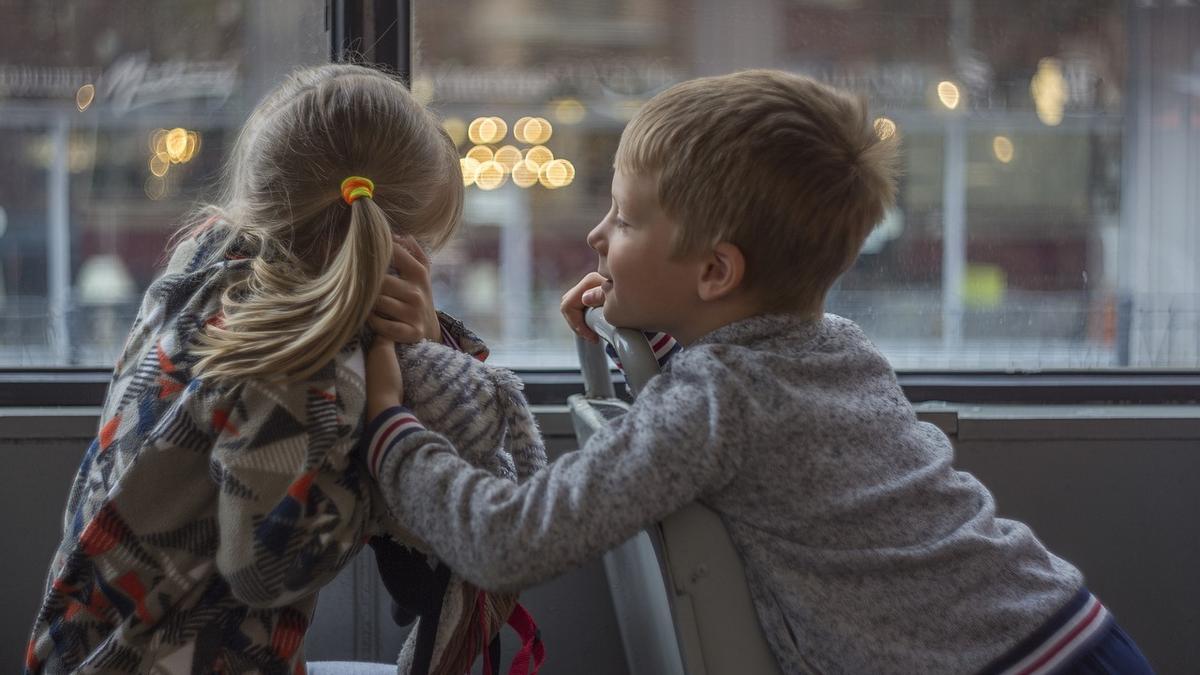 Dos niños sentados en un autobús