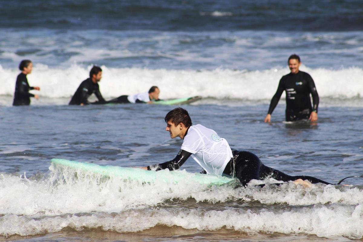 Surfistas en San Lorenzo.