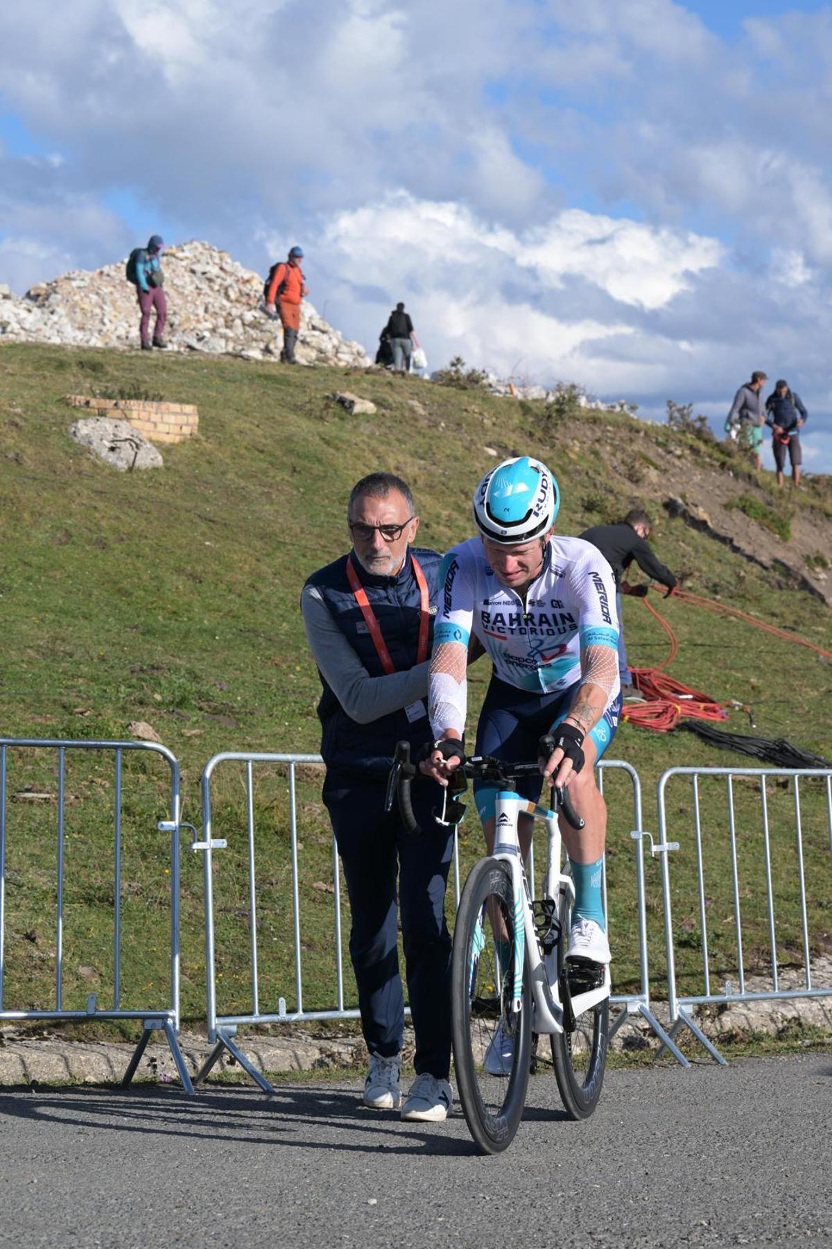 Kiko García ayudando a un ciclista.