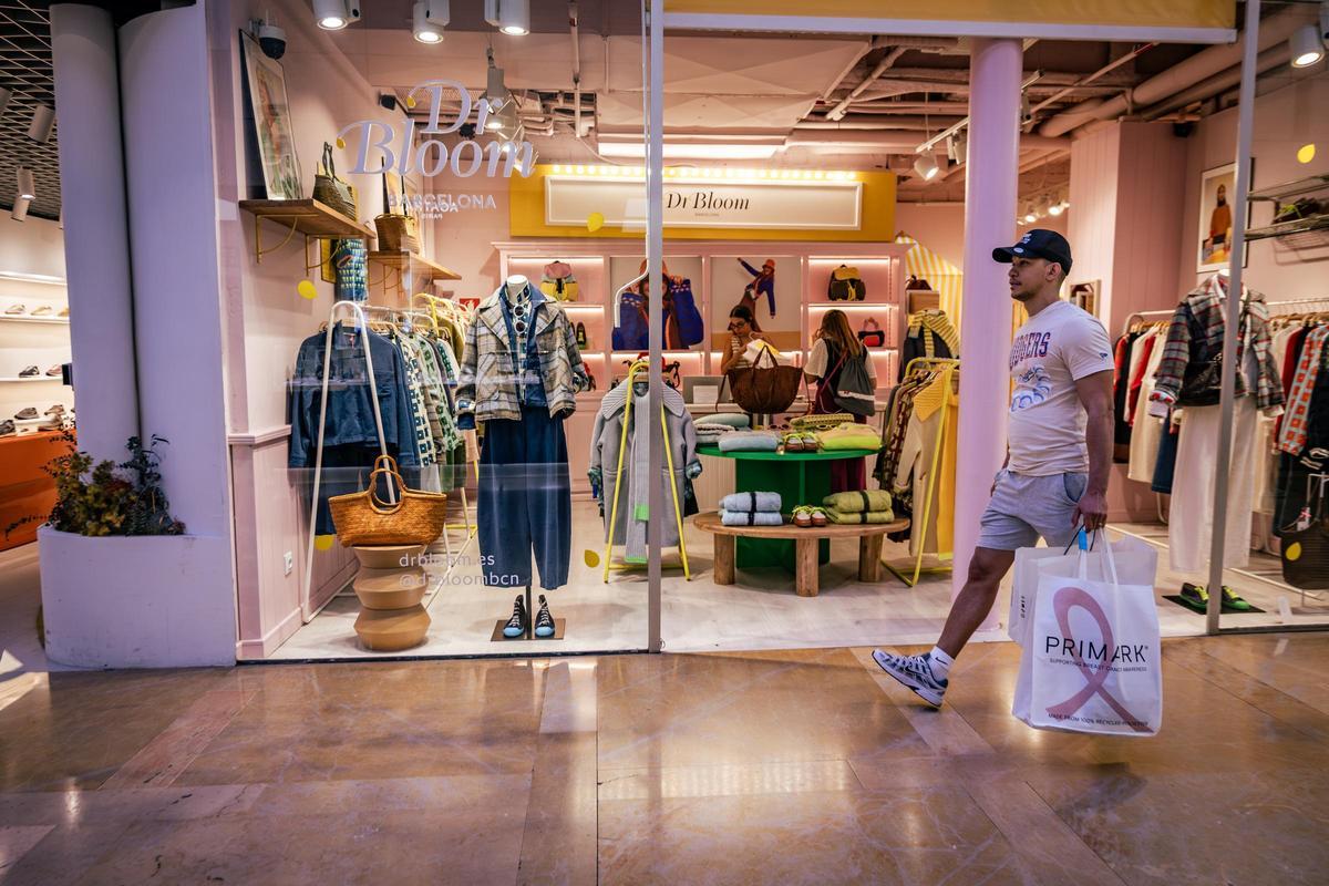 Ropa de invierno en las tiendas, tiempo de verano en el exterior