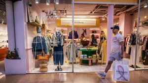 Ropa de invierno en las tiendas, tiempo de verano en el exterior