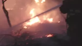 Los efectivos de la UME actúan de madrugada en el incendio