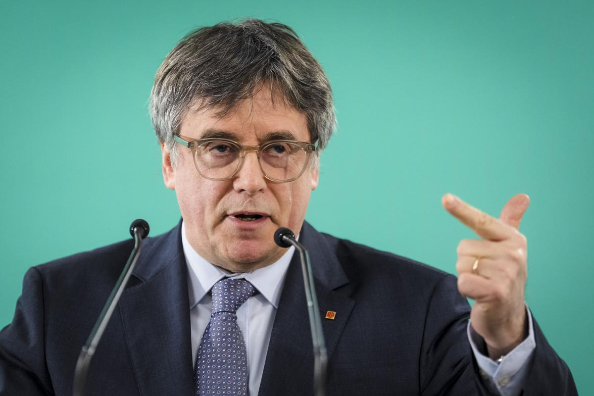 Perpinyá (Francia), 24/01/2026. El presidente de JxCat, Carles Puigdemont, durante una rueda de prensa tras una reunión extraordinaria de la dirección del partido en Perpinya (Francia) por "la situación de colapso" que atraviesa Cataluña. EFE/David Borrat
