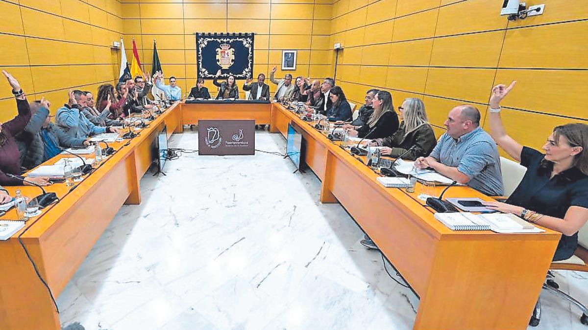 Un momento de la votación de los presupuestos en el Cabildo.